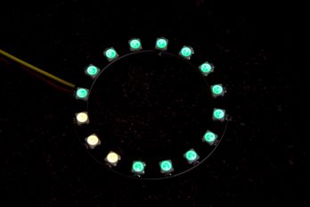 NeoPixel-Rad mit 16 LEDs leuchtend