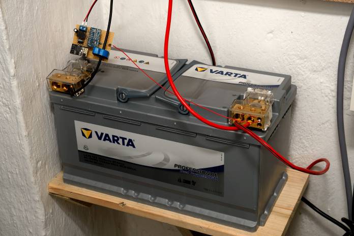 Varta AGM 12V 95 Ah mit ESP8266-Platine